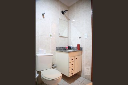 Banheiro de apartamento para alugar com 1 quarto, 62m² em Guilhermina, Praia Grande