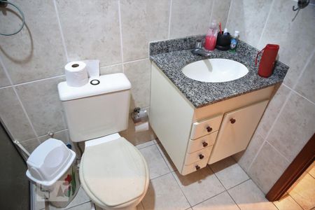 Banheiro de apartamento para alugar com 1 quarto, 62m² em Guilhermina, Praia Grande