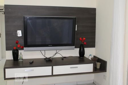 Detalhe sala TV de apartamento para alugar com 2 quartos, 87m² em Jardim Las Palmas, Guarujá