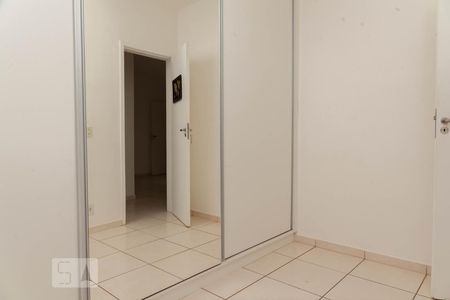 Quarto 2 de apartamento para alugar com 2 quartos, 45m² em Gávea, Uberlândia