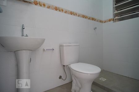 Banheiro de kitnet/studio para alugar com 1 quarto, 48m² em Jardim Itu, Porto Alegre