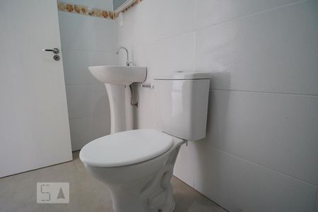 Banheiro de kitnet/studio para alugar com 1 quarto, 48m² em Jardim Itu, Porto Alegre