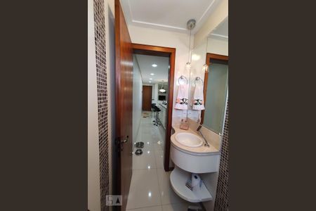 Apartamento à venda com 190m², 3 quartos e 2 vagas Apartamento à venda com 190m², 3 quartos e 2 vagasBanheiro de Serviço