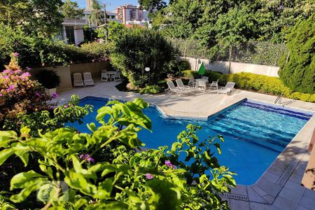 Apartamento à venda com 190m², 3 quartos e 2 vagas Apartamento à venda com 190m², 3 quartos e 2 vagasÁrea comum - Piscina