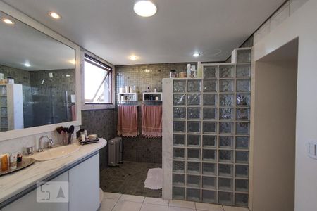 Apartamento à venda com 190m², 3 quartos e 2 vagas Apartamento à venda com 190m², 3 quartos e 2 vagasBanheiro da Suíte