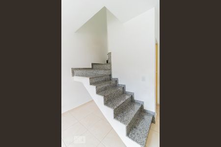 Escada de casa de condomínio para alugar com 2 quartos, 55m² em Jardim Belem, São Paulo