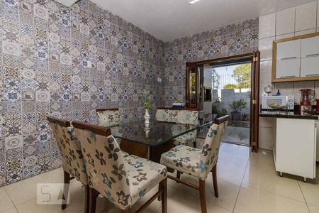 Sala de casa à venda com 2 quartos, 225m² em Vila Nova, Porto Alegre