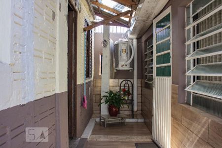 Casa à venda com 107m², 2 quartos e 4 vagas Casa à venda com 107m², 2 quartos e 4 vagasCorredor Cozinha/Garagem