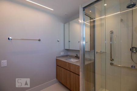 Banheiro de kitnet/studio à venda com 1 quarto, 37m² em Petrópolis, Porto Alegre