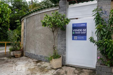 Casa à venda com 130m², 3 quartos e sem vaga Casa à venda com 130m², 3 quartos e sem vagaPlaca de Vende-se na Porta do Imóvel para Rua