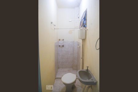 Banheiro de kitnet/studio para alugar com 1 quarto, 20m² em Luiz Anselmo, Salvador