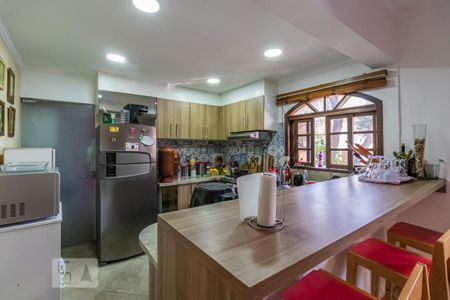 Casa à venda com 325m², 4 quartos e 2 vagas Casa à venda com 325m², 4 quartos e 2 vagasCozinha