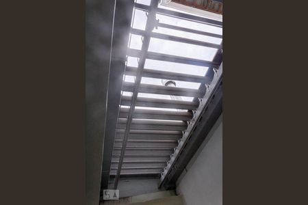 Escadas  de casa para alugar com 3 quartos, 106m² em Vila São Paulo, São Paulo