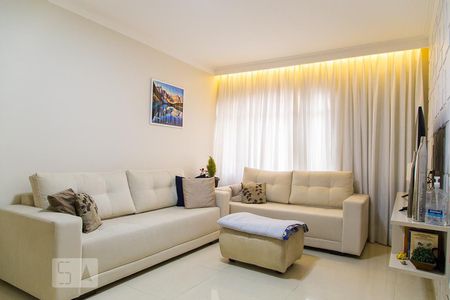 Sala de estar de casa para alugar com 3 quartos, 146m² em Vila Babilônia, São Paulo