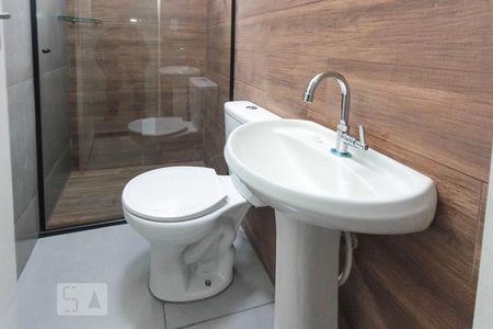 banheiro de casa para alugar com 2 quartos, 30m² em Chácara Mafalda, São Paulo