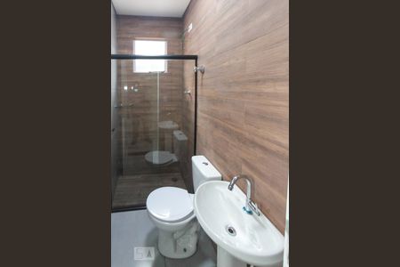 banheiro de casa para alugar com 2 quartos, 30m² em Chácara Mafalda, São Paulo