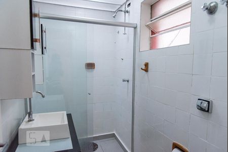 Banheiro de kitnet/studio para alugar com 1 quarto, 45m² em Liberdade, São Paulo