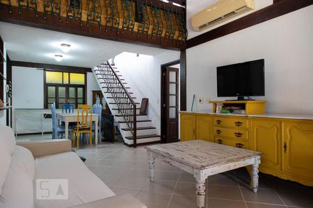 Sala de casa à venda com 3 quartos, 530m² em Vargem Pequena, Rio de Janeiro