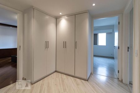 Corredor para os quartos de apartamento para alugar com 4 quartos, 142m² em Itaim Bibi, São Paulo