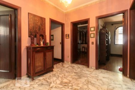 Casa para alugar com 400m², 4 quartos e 6 vagas Casa para alugar com 400m², 4 quartos e 6 vagasCorredor