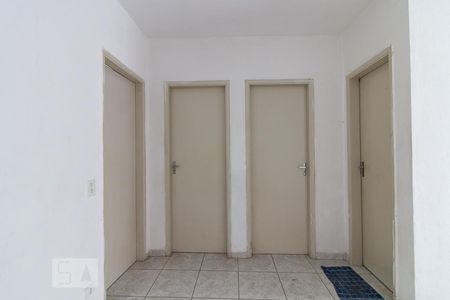 Quartos, cozinha e banheiro de apartamento para alugar com 2 quartos, 53m² em Parque Renato Maia, Guarulhos