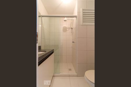 Banheiro de kitnet/studio para alugar com 1 quarto, 35m² em Centro, Curitiba