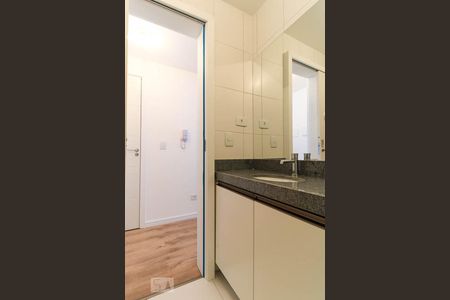 Banheiro de kitnet/studio para alugar com 1 quarto, 35m² em Centro, Curitiba