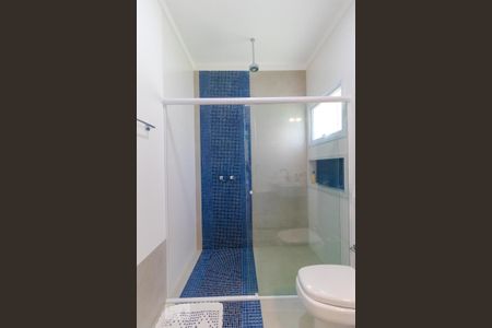 Casa de condomínio à venda com 400m², 4 quartos e 8 vagas Casa de condomínio à venda com 400m², 4 quartos e 8 vagasBanheiro da Suíte 01