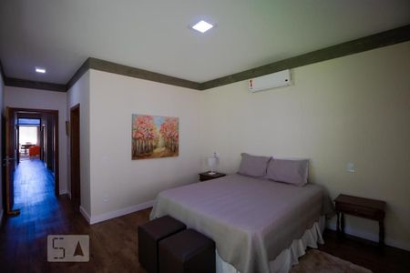 Casa de condomínio à venda com 400m², 4 quartos e 8 vagas Casa de condomínio à venda com 400m², 4 quartos e 8 vagasSuíte 04