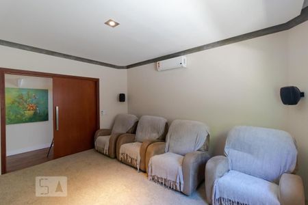 Casa de condomínio à venda com 400m², 4 quartos e 8 vagas Casa de condomínio à venda com 400m², 4 quartos e 8 vagasSala de TV