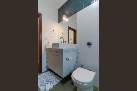 Casa de condomínio à venda com 400m², 4 quartos e 8 vagas Casa de condomínio à venda com 400m², 4 quartos e 8 vagasBanheiro da Suíte 02