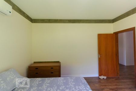 Casa de condomínio à venda com 400m², 4 quartos e 8 vagas Casa de condomínio à venda com 400m², 4 quartos e 8 vagasSuíte 01