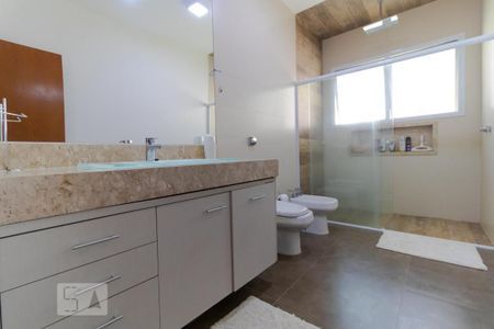 Casa de condomínio à venda com 400m², 4 quartos e 8 vagas Casa de condomínio à venda com 400m², 4 quartos e 8 vagasBanheiro da Suíte 04