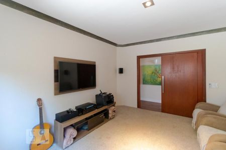 Casa de condomínio à venda com 400m², 4 quartos e 8 vagas Casa de condomínio à venda com 400m², 4 quartos e 8 vagasSala de TV