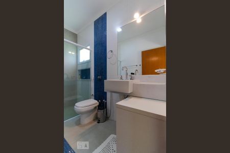 Casa de condomínio à venda com 400m², 4 quartos e 8 vagas Casa de condomínio à venda com 400m², 4 quartos e 8 vagasBanheiro da Suíte 01