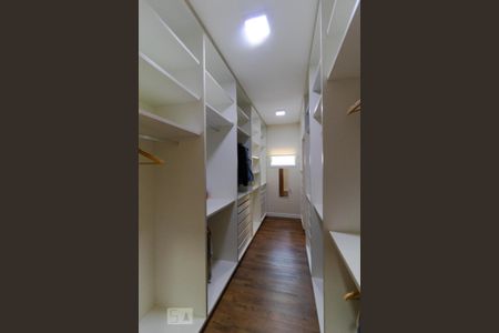 Casa de condomínio à venda com 400m², 4 quartos e 8 vagas Casa de condomínio à venda com 400m², 4 quartos e 8 vagasCloset da Suíte 04