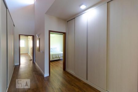 Casa de condomínio à venda com 400m², 4 quartos e 8 vagas Casa de condomínio à venda com 400m², 4 quartos e 8 vagasCorredor