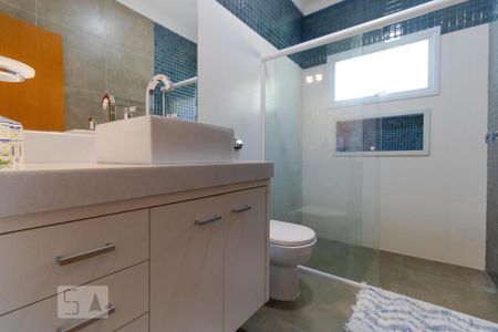 Casa de condomínio à venda com 400m², 4 quartos e 8 vagas Casa de condomínio à venda com 400m², 4 quartos e 8 vagasBanheiro da Suíte 02