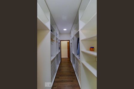 Casa de condomínio à venda com 400m², 4 quartos e 8 vagas Casa de condomínio à venda com 400m², 4 quartos e 8 vagasCloset da Suíte 04