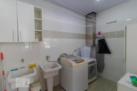 Casa de condomínio à venda com 400m², 4 quartos e 8 vagas Casa de condomínio à venda com 400m², 4 quartos e 8 vagasÁrea de Serviço