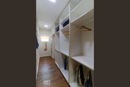 Casa de condomínio à venda com 400m², 4 quartos e 8 vagas Casa de condomínio à venda com 400m², 4 quartos e 8 vagasCloset da Suíte 04