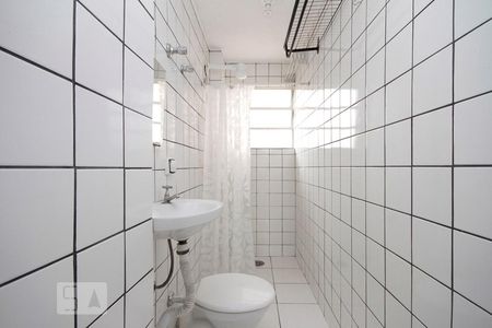 Banheiro de kitnet/studio para alugar com 1 quarto, 28m² em Vila Buarque, São Paulo