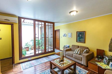 Casa à venda com 385m², 3 quartos e 3 vagas Casa à venda com 385m², 3 quartos e 3 vagasSala de Estar