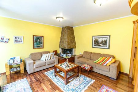 Casa à venda com 385m², 3 quartos e 3 vagas Casa à venda com 385m², 3 quartos e 3 vagasSala de Estar