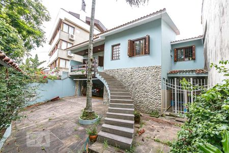 Casa à venda com 385m², 3 quartos e 3 vagas Casa à venda com 385m², 3 quartos e 3 vagasFachada