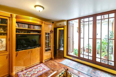 Casa à venda com 385m², 3 quartos e 3 vagas Casa à venda com 385m², 3 quartos e 3 vagasSala de Estar