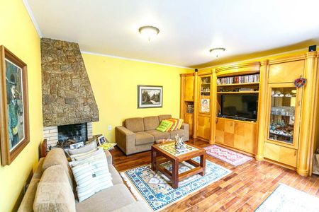 Casa à venda com 385m², 3 quartos e 3 vagas Casa à venda com 385m², 3 quartos e 3 vagasSala de Estar