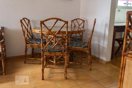 Sala de casa de condomínio para alugar com 2 quartos, 93m² em Vila Tupi, Praia Grande