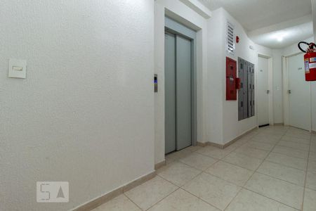 Hall de Entrada - Apartamento de kitnet/studio para alugar com 1 quarto, 21m² em Lindóia, Curitiba