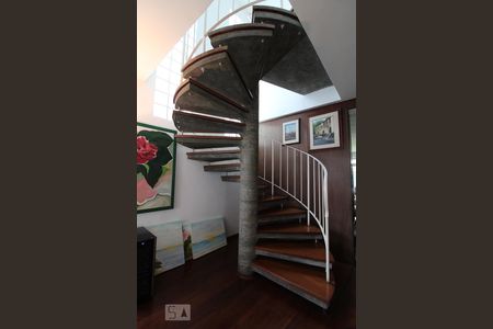Escada de casa de condomínio à venda com 3 quartos, 215m² em Vila Elvira, São Paulo